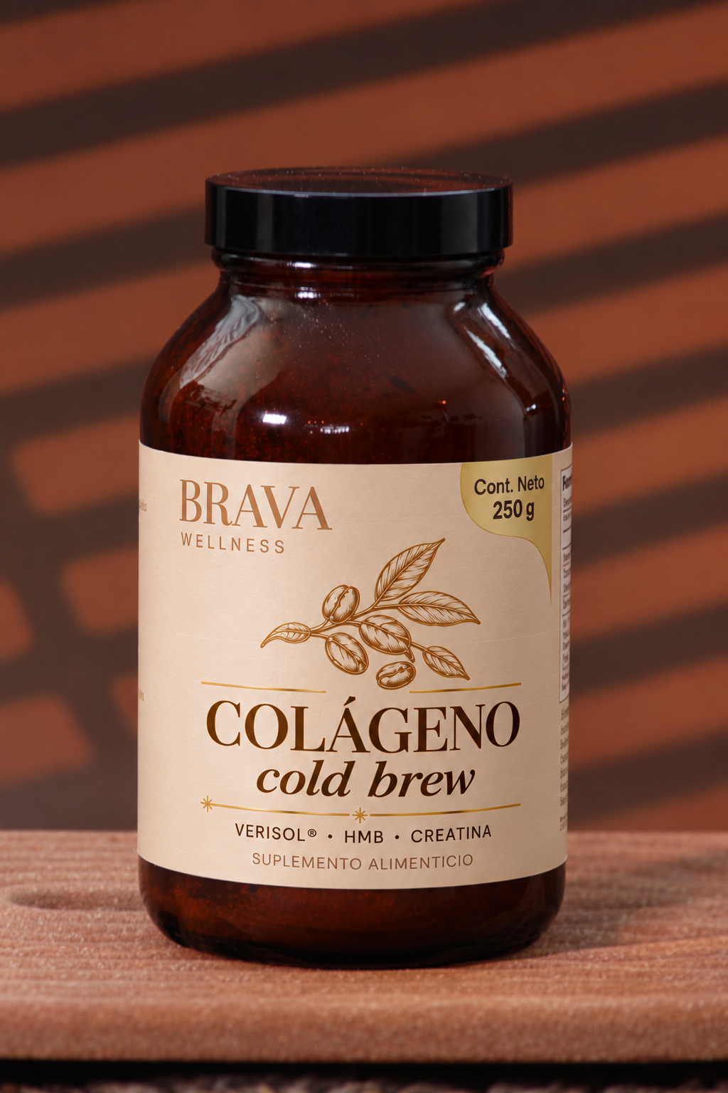 Mockup de BRAVA Colágeno Cold Brew en frasco ámbar con etiqueta café clara