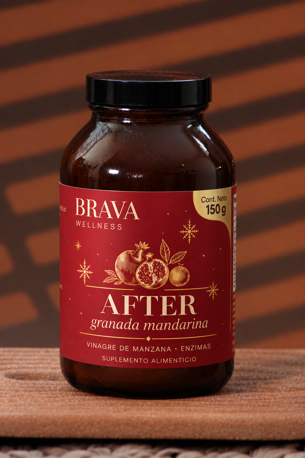 Mockup de BRAVA AFTER Granada Mandarina en frasco ámbar con etiqueta roja festiva