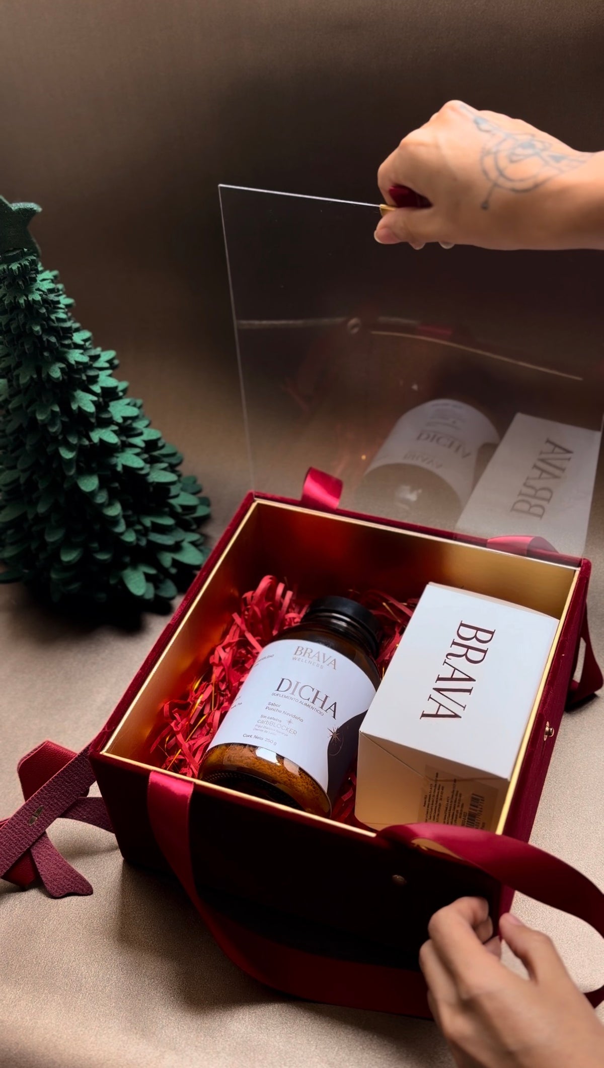 BRAVA The Gift Edition, caja de regalo borgoña con DICHA